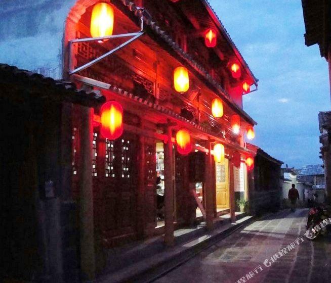 亚当玩高尔夫